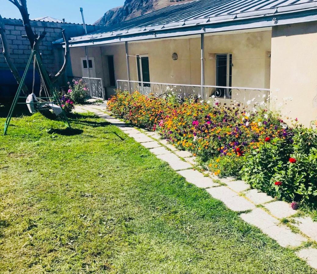 Mikheil Pitskhelauri Guest House Kazbegi Eksteriør billede